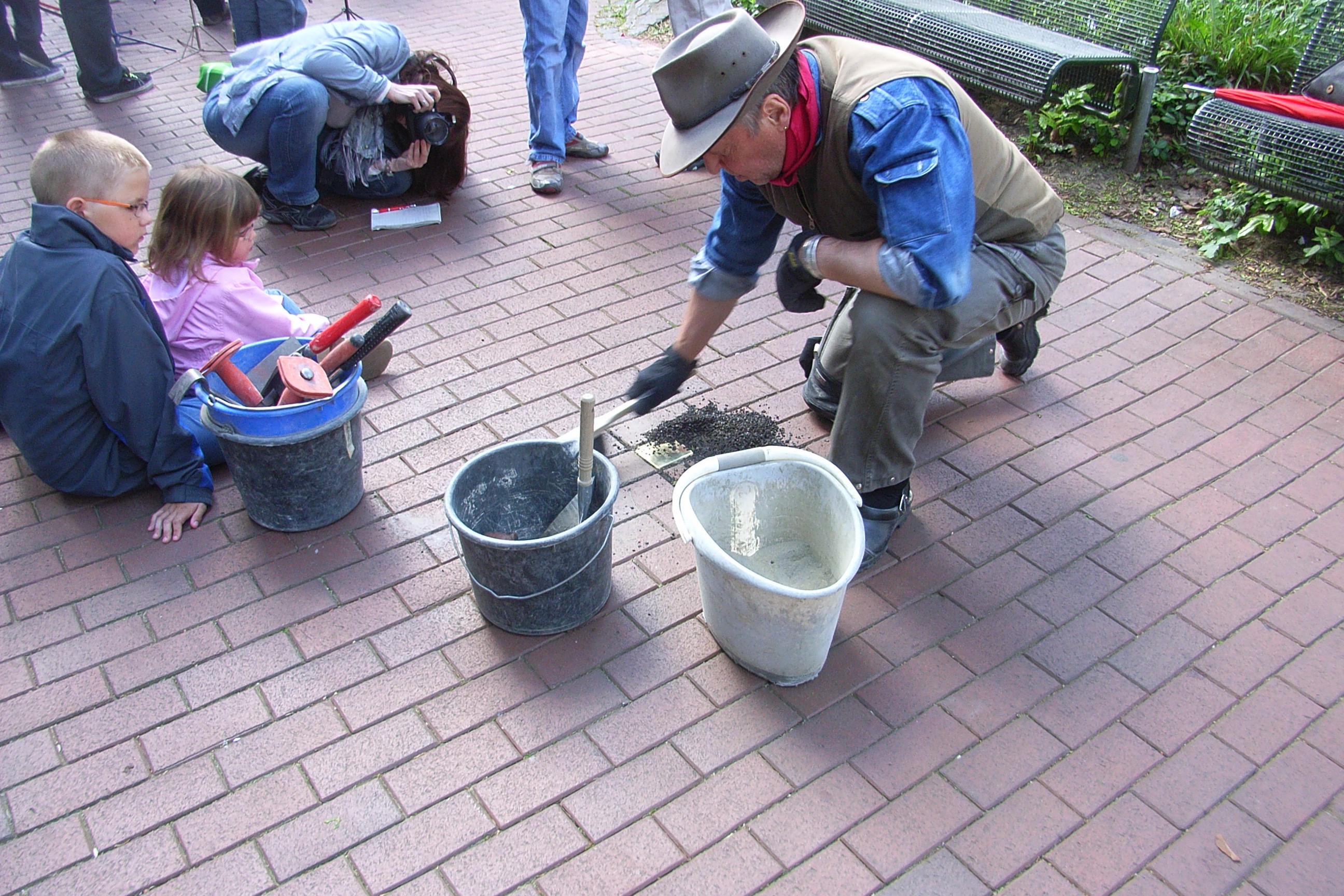 Stolpersteinverlegung in der Bahnhofstraße